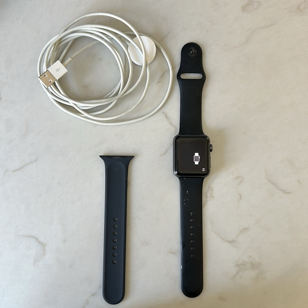🖤Series 2 44mm Apple Watch with charger🖤